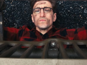 Americký velvyslanec opět baví Čechy. V novém videu startuje legendární jeep