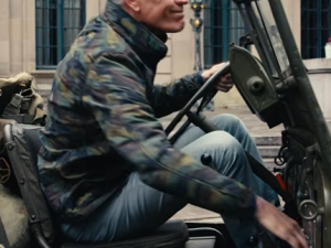 Americký velvyslanec opět baví Čechy. V novém videu startuje legendární jeep