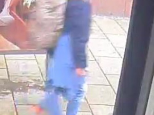 Predátor ve vlakovém kupé drsně obtěžoval ženu. Policie pátrá po muži ze záběrů kamer