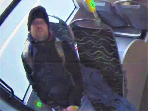 Predátor ve vlakovém kupé drsně obtěžoval ženu. Policie pátrá po muži ze záběrů kamer