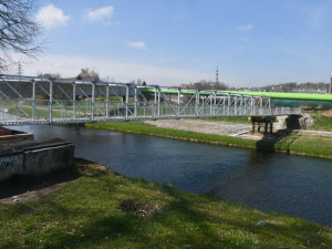 Cyklisté a pěší musí využít provizorní lávku o pár desítek metrů dál.