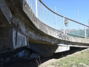 Lávka přes Mži ve Štruncových sadech bude do podzimu uzavřená. Začíná rekonstrukce