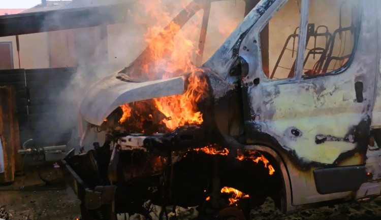 Jiskra od svařování rozpoutala požár tří aut. Oheň popálil dva lidi