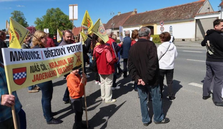 Lidé v Pošumaví na protest proti jadernému úložišti zablokovali hlavní silnici