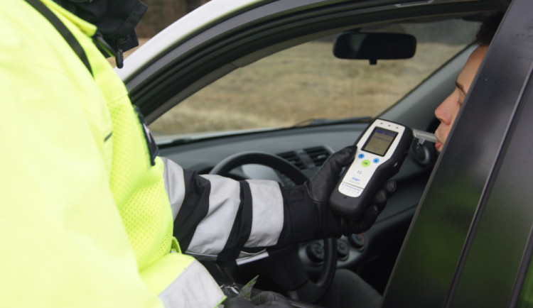 Policisté v Plzni chytli teprve šestnáctiletého řidiče. Nadýchal 2,5 promile