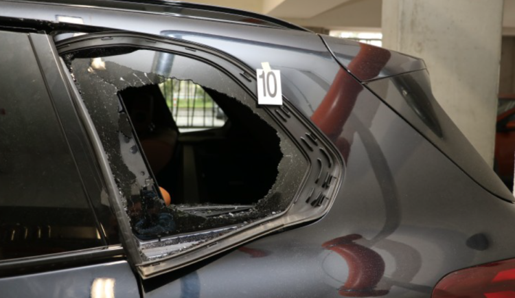 Pachatel propuštěný z vězení poškodil v garážích několik luxusních vozů