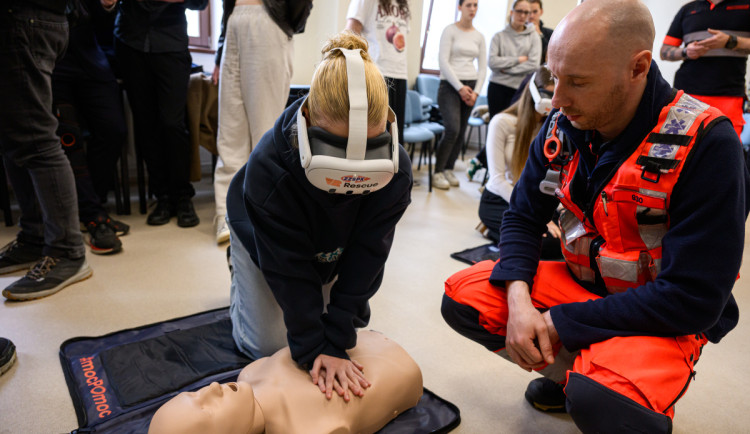 Průkopnická výuka první pomoci, středoškoláci využijí virtuální realitu