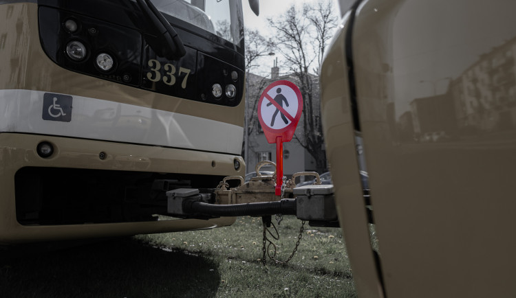 Muže usmýkala tramvaj k smrti, přelézal spřáhlo. Podniky daly mezi vozy cedulky