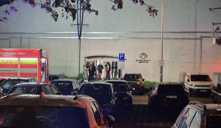 Na střelnici na Černém Mostě začalo hořet, kouř zastavil provoz metra