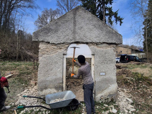Omítnout či neomítnout? Dobrovolníci se pustili do obnovy zchátralé šumavské kaple