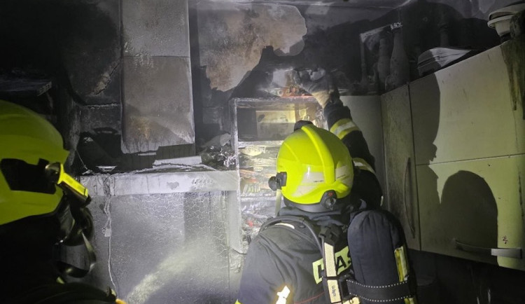 V Liberci v úterý večer hořelo v bytovém domě, jeden člověk se zranil