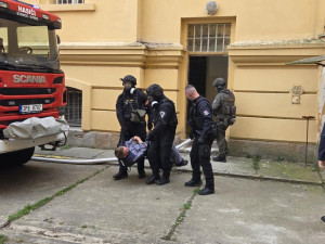 Vzpoura vězňů a rukojmí ve Věznici Plzeň. Složky IZS si vyzkoušely krizový scénář