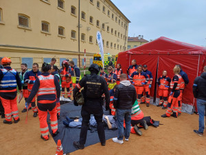 Vzpoura vězňů a rukojmí ve Věznici Plzeň. Složky IZS si vyzkoušely krizový scénář