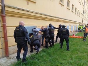 Vzpoura vězňů a rukojmí ve Věznici Plzeň. Složky IZS si vyzkoušely krizový scénář
