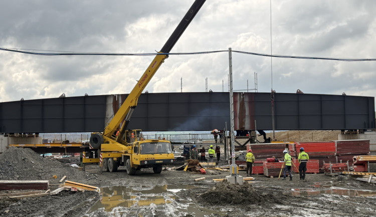 Na trase obchvatu Přeštic se právě buduje důležitý železniční most