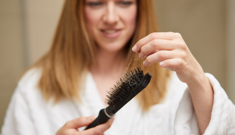 Pokud vás trápí padání nebo zhoršená kvalita vlasů, vyplatí se situaci řešit včas.