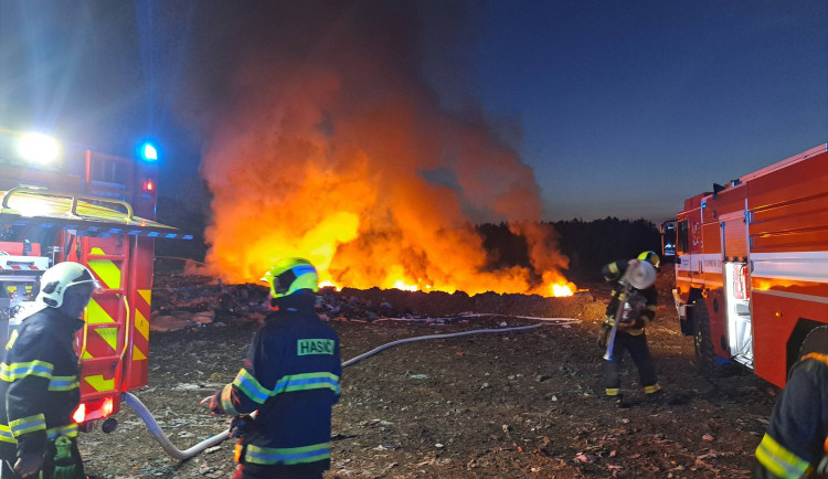 Na skládce zahořely plasty, hasiči tam během týdne vyjížděli už podruhé