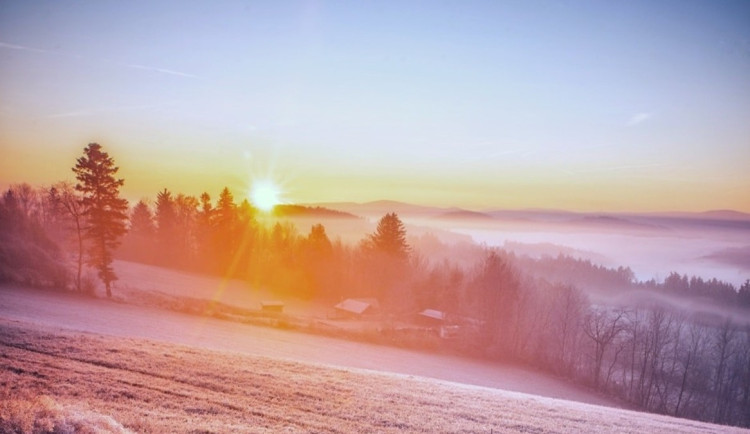 Mrazivé ráno na Šumavě, teplota spadla pod minus 10,4 stupně
