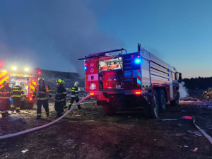 Na skládce zahořely plasty, hasiči tam během týdne vyjížděli už podruhé