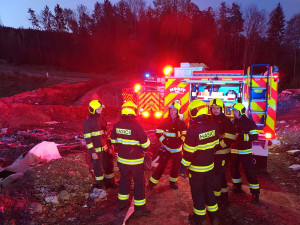 Na skládce zahořely plasty, hasiči tam během týdne vyjížděli už podruhé