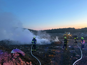 Na skládce zahořely plasty, hasiči tam během týdne vyjížděli už podruhé