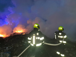 Na skládce zahořely plasty, hasiči tam během týdne vyjížděli už podruhé