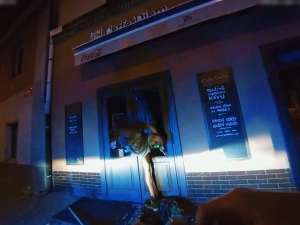 Hladový muž vnikl do kavárny rozbitými dveřmi. Drze pak tvrdil, že je spolumajitel