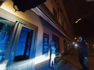 Hladový muž vnikl do kavárny rozbitými dveřmi. Drze pak tvrdil, že je spolumajitel