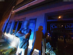 Hladový muž vnikl do kavárny rozbitými dveřmi. Drze pak tvrdil, že je spolumajitel