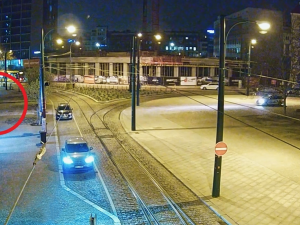 Hladový muž vnikl do kavárny rozbitými dveřmi. Drze pak tvrdil, že je spolumajitel