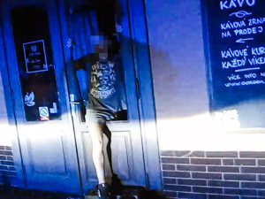 Hladový muž vnikl do kavárny rozbitými dveřmi. Drze pak tvrdil, že je spolumajitel