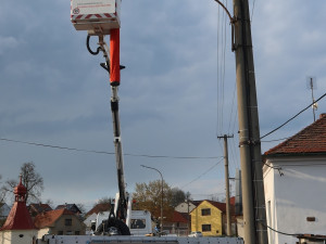 Strategická čapí hnízda jsou plná. Čápi z nouze staví nová na nebezpečných místech