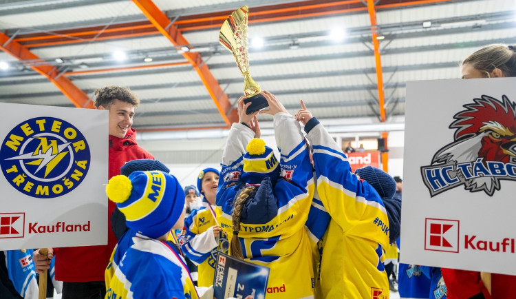 Radost ze hry pro stovky mladých hokejistů. Turnaje završily projekt Puky pomáhají