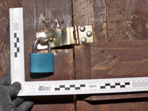 Zloděj měl špatný odhad, elektrokoloběžku skrz okno neprotáhl