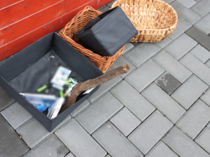 Zloděj měl špatný odhad, elektrokoloběžku skrz okno neprotáhl