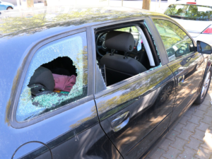 Zloděj měl špatný odhad, elektrokoloběžku skrz okno neprotáhl