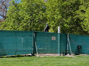 Fontána Corso je zatím obehnána plotem.