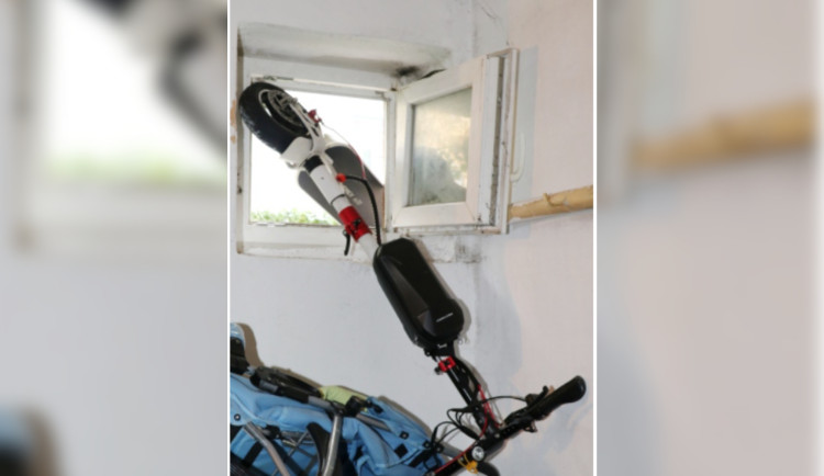 Zloděj měl špatný odhad, elektrokoloběžku skrz okno neprotáhl