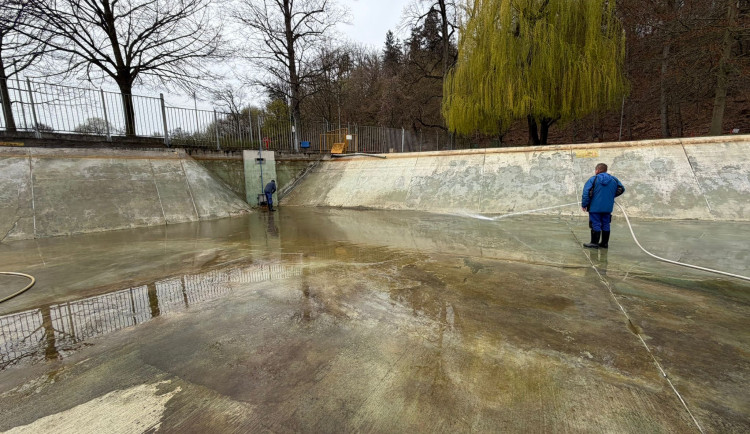 Největší přírodní koupaliště v kraji a druhé největší v ČR prochází očistou