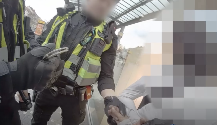 VIDEO: Opilá žena na Andělu nadávala a plivala na strážníky. Nadýchala skoro tři promile