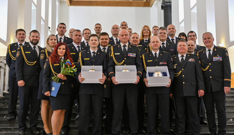 Tři skleněné přilby za Hustopeče. Hasiči z kraje získali prestižní ocenění za extrémní zásah