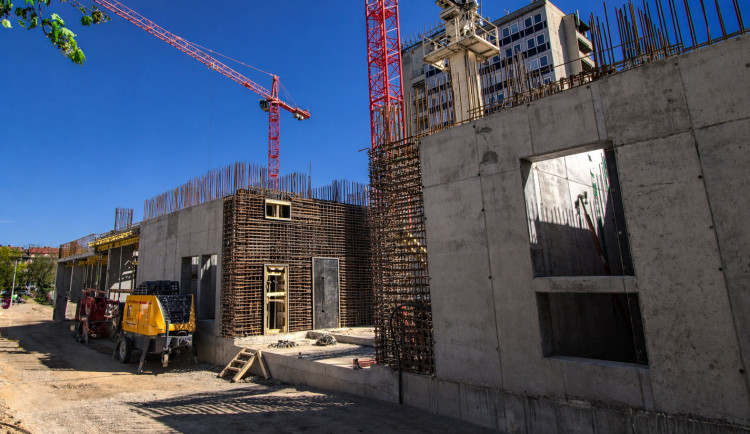 Dvě věže Sisters už vykoukly nad zem, teď porostou o jedno patro za měsíc