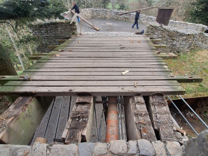 Ikonický šumavský hrad Kašperk obnovuje mosty, staré dřevo nahradí odolnější modřín