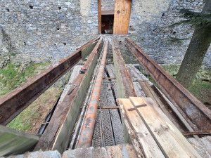 Ikonický šumavský hrad Kašperk obnovuje mosty, staré dřevo nahradí odolnější modřín