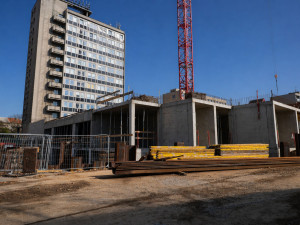 Dvě věže Sisters už vykoukly nad zem, teď porostou o jedno patro za měsíc