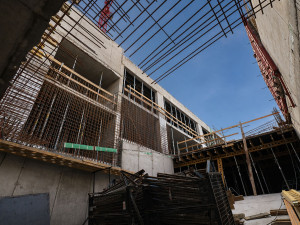 Dvě věže Sisters už vykoukly nad zem, teď porostou o jedno patro za měsíc