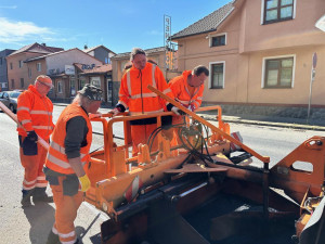 Rozjely se opravy silnic po zimě, správa silnic nasazuje teplou balenou směs