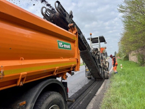 Rozjely se opravy silnic po zimě, správa silnic nasazuje teplou balenou směs