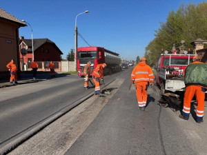 Rozjely se opravy silnic po zimě, správa silnic nasazuje teplou balenou směs