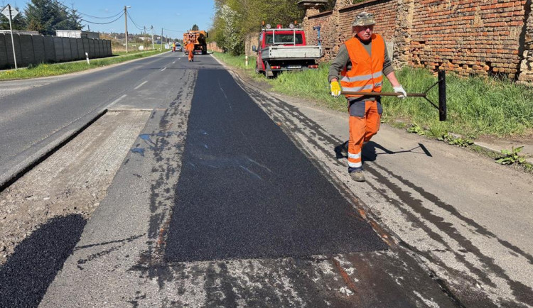 Rozjely se opravy silnic po zimě, správa silnic nasazuje teplou balenou směs